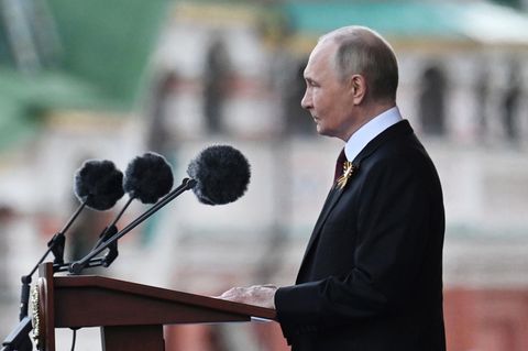 Wladimir Putin spricht bei der traditionellen Militärparade zum Weltkriegsgedenken in Moskau