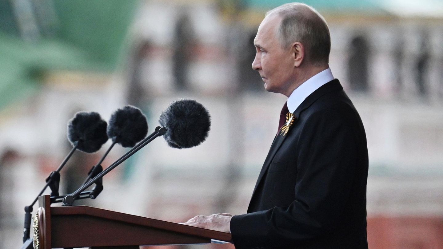 Vladimir Putin praises soldiers – and shows his drones for the first time