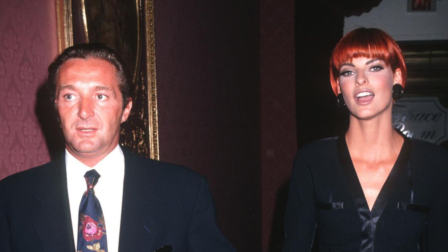 Linda Evangelista im schwarzen Blazer neben Gerald Marie, ihrem Ehemann
