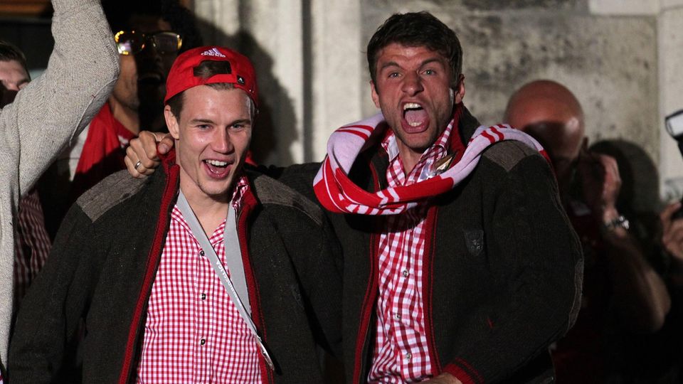 Holger Badstuber und Thomas Müller feiern die Meisterschaft 2013 auf dem Münchner Rathausbalkon