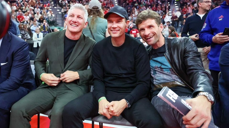 Schweinsteiger, Badstuber und Müller besuchen ein Spiel der Münchner Basketballer