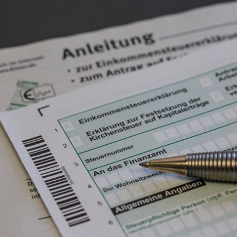 Das Bild zeigt eine Steuererklärung mit Anleitung
