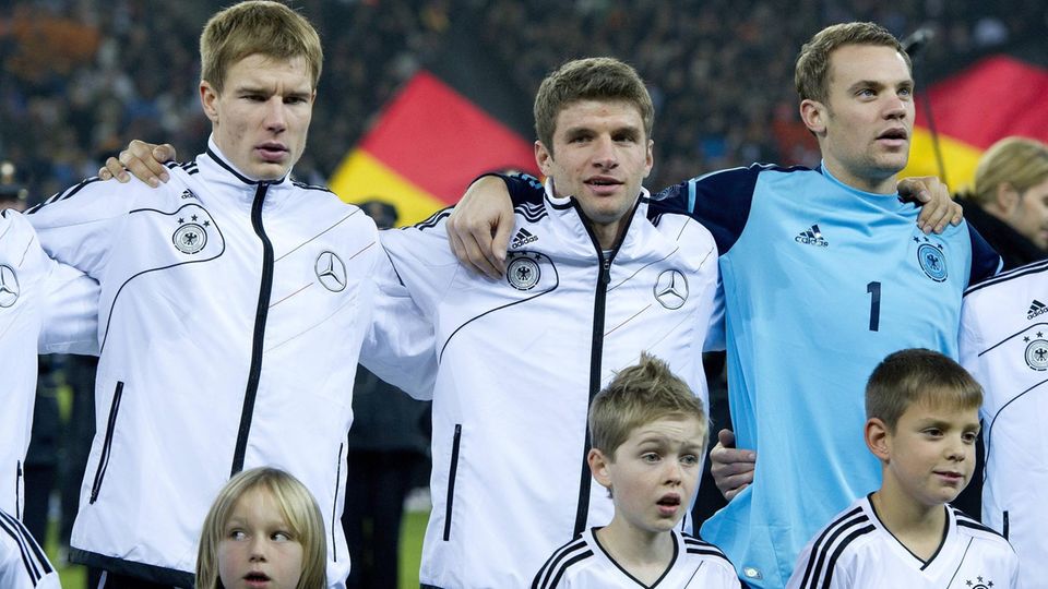 Badstuber und Müller vor einem DFB-Spiel neben Manuel Neuer
