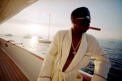 P. Diddy auf einem Boot mit einer Zigarre im Mund