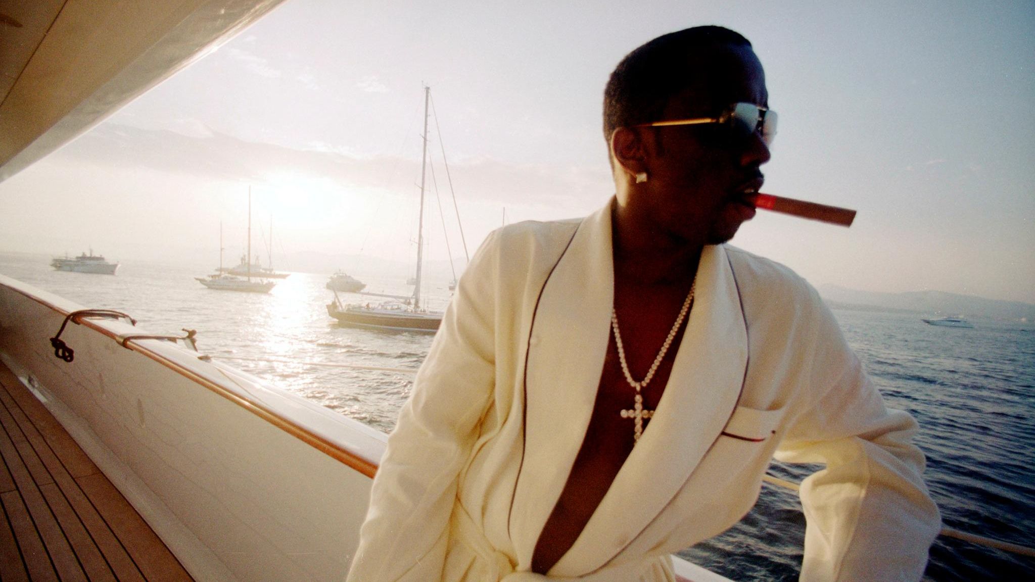 P. Diddy auf einem Boot mit einer Zigarre im Mund