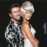 Der Sänger George Michael und Linda Evangelista mit aufgetürmten platinblonden Haaren