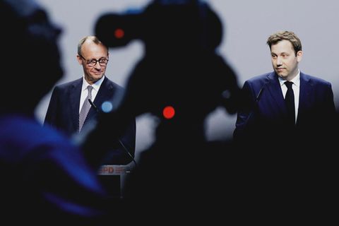 Friedrich Merz und Lars Klingbeil aus einiger Entfernung fotografiert