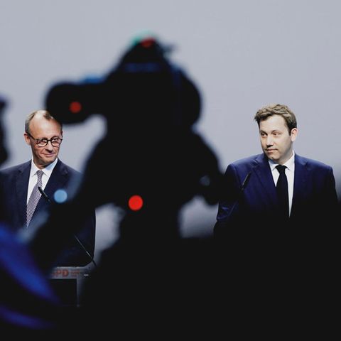 Friedrich Merz und Lars Klingbeil aus einiger Entfernung fotografiert