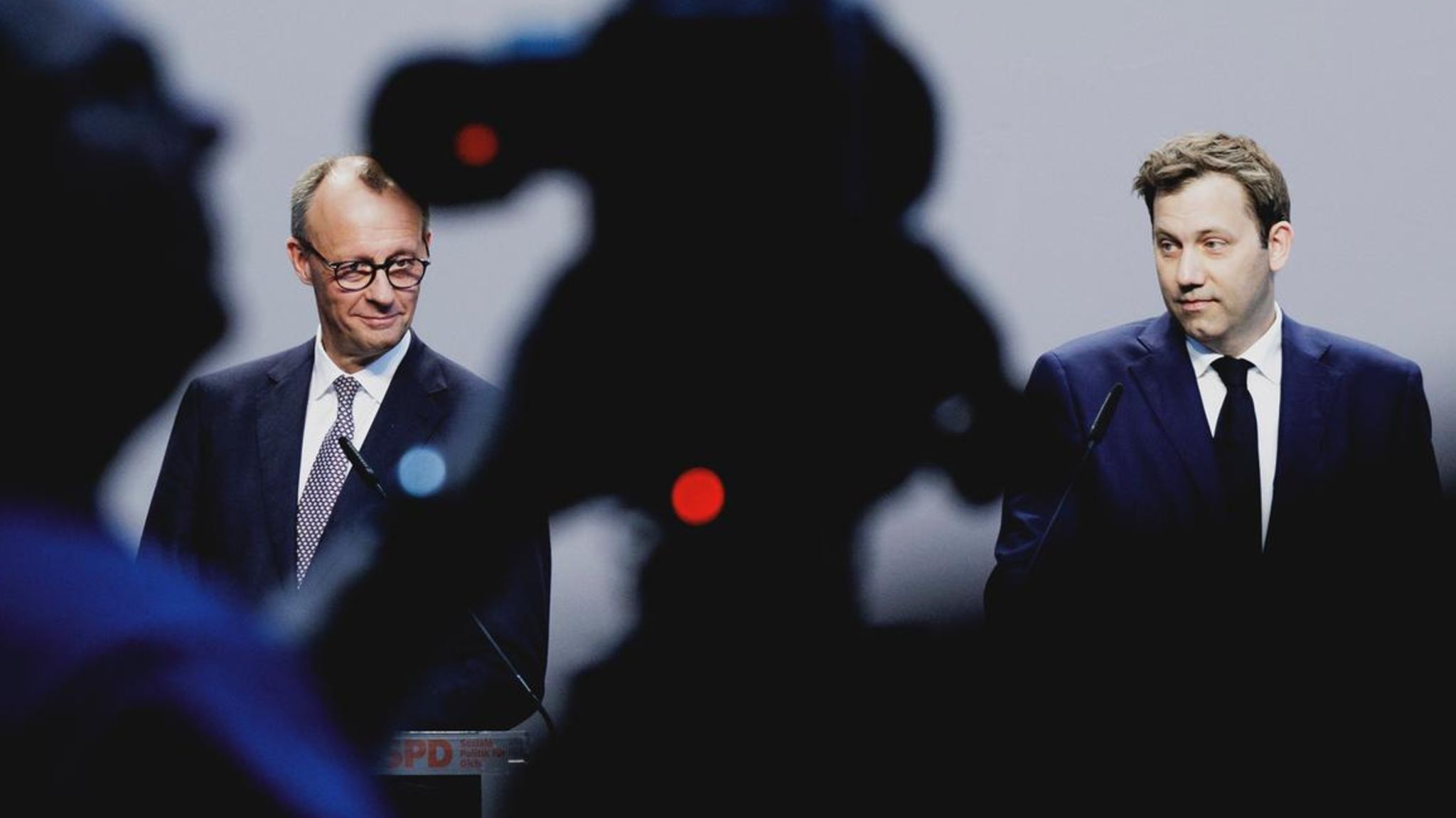 Friedrich Merz und Lars Klingbeil aus einiger Entfernung fotografiert