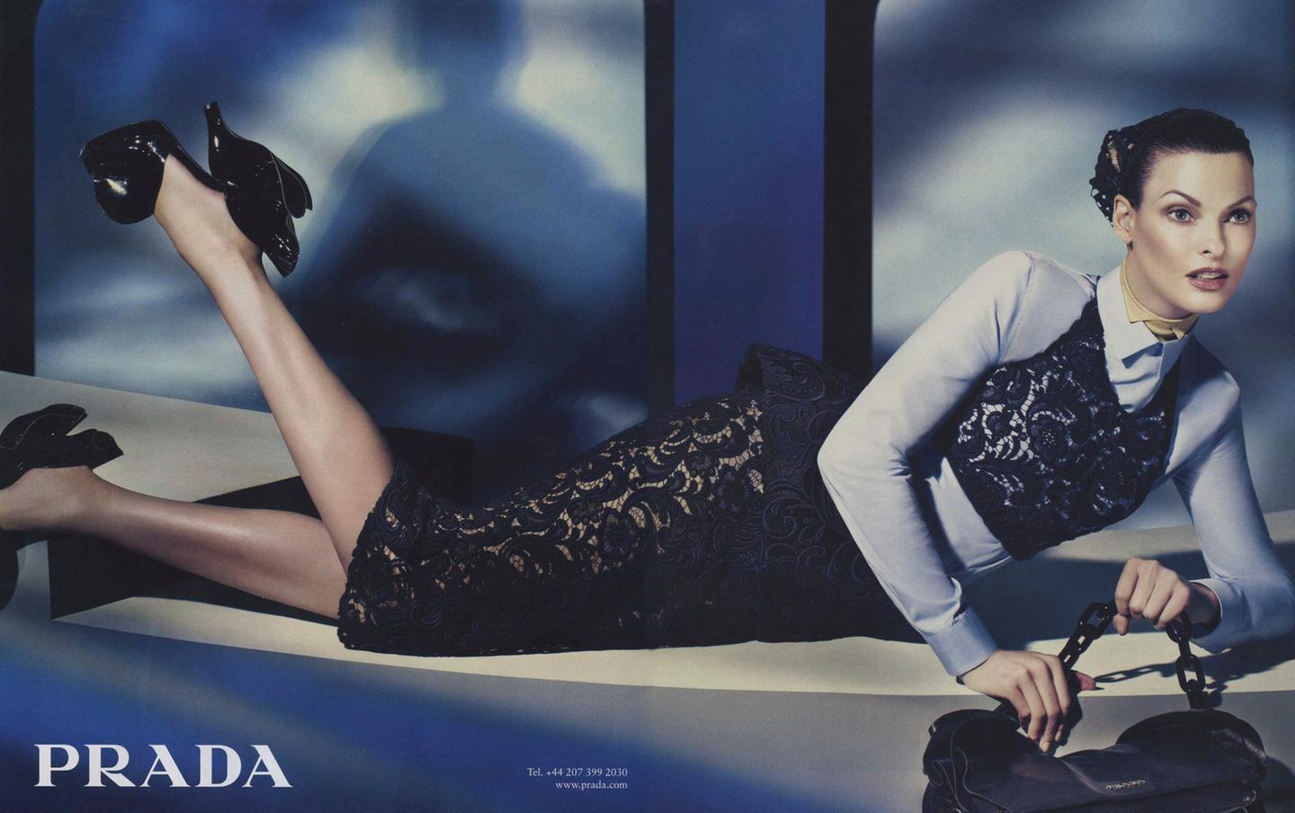2008 wird Linda Evangelista von Steven Meisel für Prada fotografiert – liegend im blauen Pradakostüm