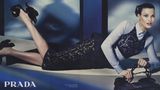 2008 wird Linda Evangelista von Steven Meisel für Prada fotografiert – liegend im blauen Pradakostüm