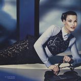 2008 wird Linda Evangelista von Steven Meisel für Prada fotografiert – liegend im blauen Pradakostüm