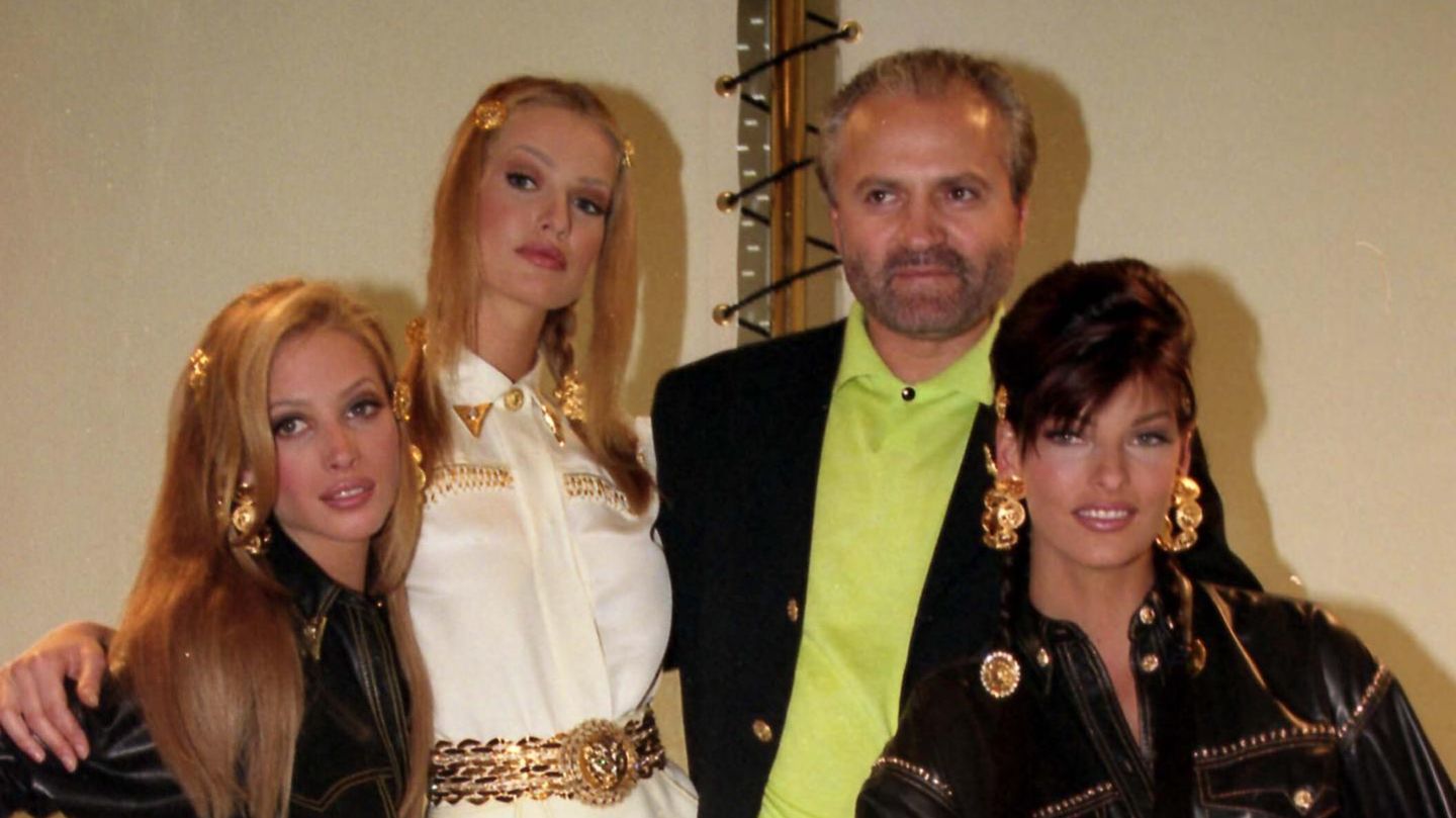 Die Models Christy Turlington, Karen Mulder (beide blond) und Linda Evangelista (brünett) mit Gianni Versace