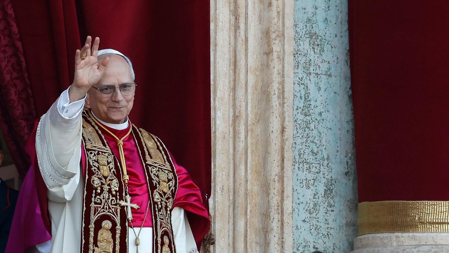 Robert Francis Prevost tritt als Papst Leo XIV. vor die Menschen auf dem Petersplatz