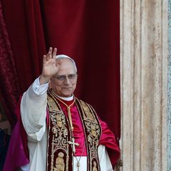 Robert Francis Prevost tritt als Papst Leo XIV. vor die Menschen auf dem Petersplatz
