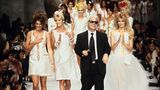 Cindy Crawford, Linda Evangelista und Claudia Schiffer 1995 bei einer Chanel-Modenschau mit Karl Lagerfeld