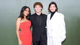Salma Hayek im roten Kleid, Linda Evangelista im weißen Anzug und ihr Sohn Augustin im schwarzen Anzug