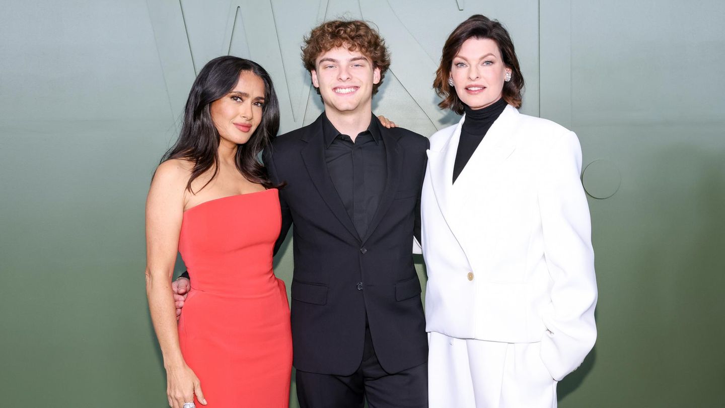 Salma Hayek im roten Kleid, Linda Evangelista im weißen Anzug und ihr Sohn Augustin im schwarzen Anzug