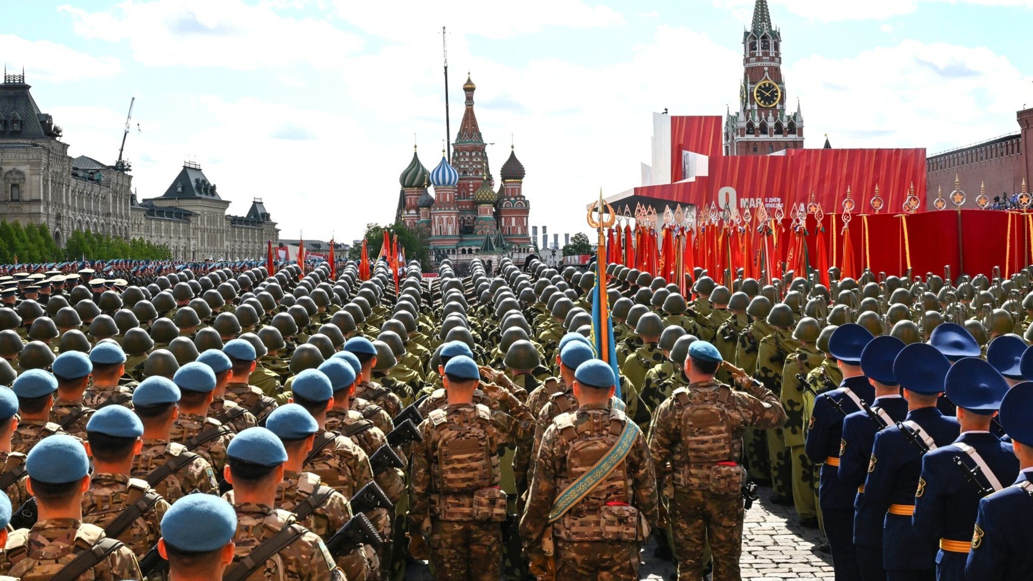 Wladimir Putin lässt zum Jahrestag des Sieges im Zweiten Weltkrieg tausende Soldaten in Moskau paradieren