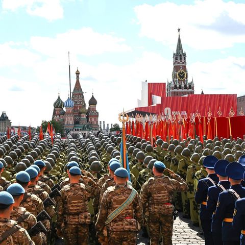 Wladimir Putin lässt zum Jahrestag des Sieges im Zweiten Weltkrieg tausende Soldaten in Moskau paradieren
