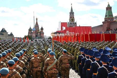 Wladimir Putin lässt zum Jahrestag des Sieges im Zweiten Weltkrieg tausende Soldaten in Moskau paradieren