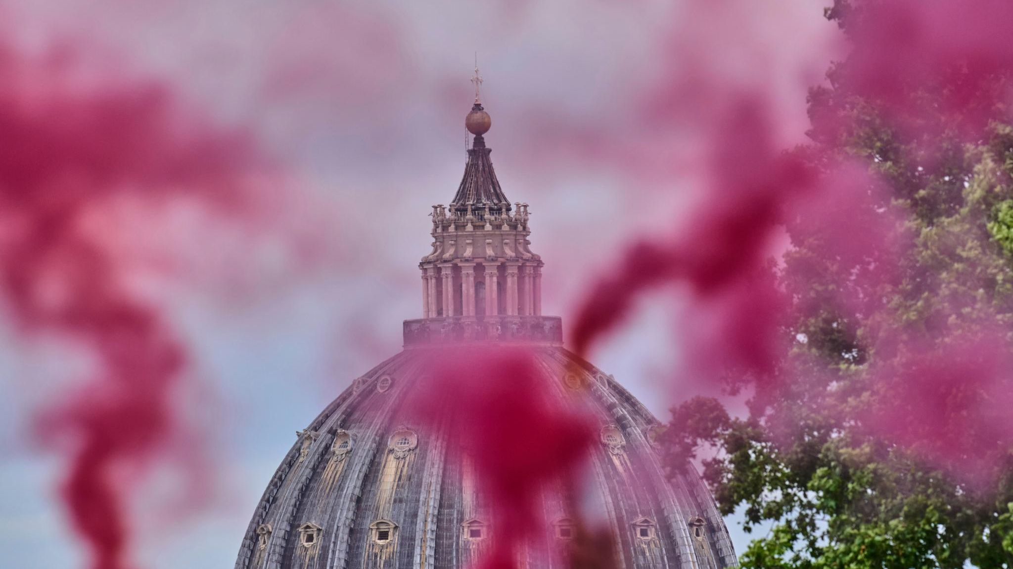 Rosa Wolken vor dem Petersdom. Frauen protestierten dort mit Rauchbomben für mehr Rechte in der Kirche