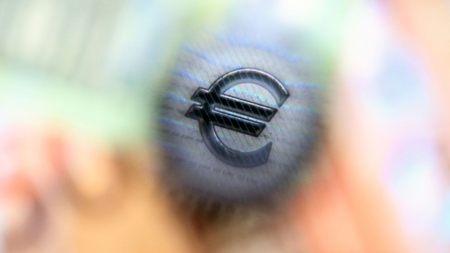 Eurozeichen auf einem Geldschein