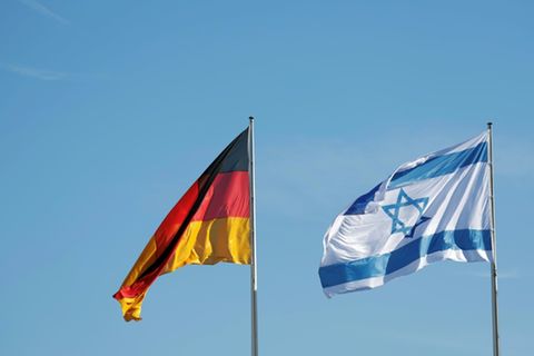 Deutsche und israelische Flagge