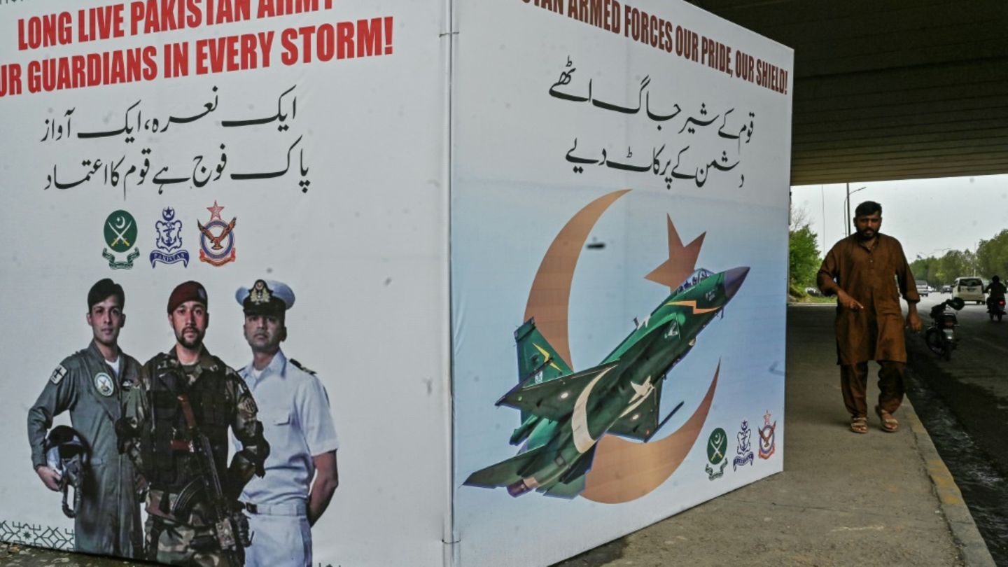 Plakate der pakistanischen Armee in Islamabad