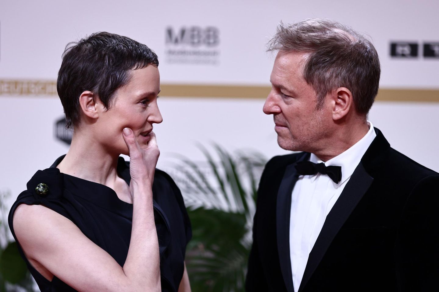 Schauspielerin Vicky Krieps und Florian Gallenberger, der Präsident der Deutschen Filmakademie
