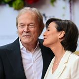 Sandra Maischberger kommt in Begleitung ihres Ehemannes Jan Kerhart zum Deutschen Filmpreis. Möglicherweise gehen sie zu dritt nach Hause: Die Journalistin ist für "Riefenstahl" in der Kategorie Bester Dokumentarfilm nominiert 