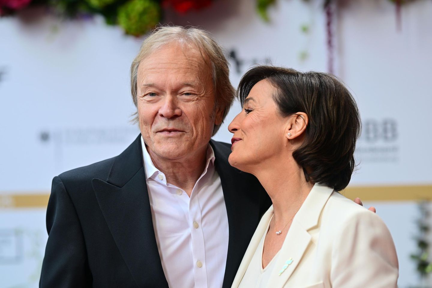 Sandra Maischberger kommt in Begleitung ihres Ehemannes Jan Kerhart zum Deutschen Filmpreis. Möglicherweise gehen sie zu dritt nach Hause: Die Journalistin ist für "Riefenstahl" in der Kategorie Bester Dokumentarfilm nominiert 