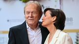Sandra Maischberger kommt in Begleitung ihres Ehemannes Jan Kerhart zum Deutschen Filmpreis. Möglicherweise gehen sie zu dritt nach Hause: Die Journalistin ist für "Riefenstahl" in der Kategorie Bester Dokumentarfilm nominiert 