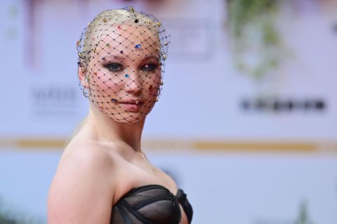 Ein Hauch von Lady Gaga: Helena Zengel ("Systemsprenger") hat ihr Haupt reizvoll benetzt