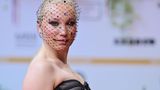 Ein Hauch von Lady Gaga: Helena Zengel ("Systemsprenger") hat ihr Haupt reizvoll benetzt