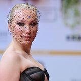 Ein Hauch von Lady Gaga: Helena Zengel ("Systemsprenger") hat ihr Haupt reizvoll benetzt