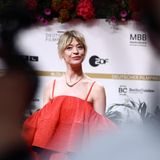 Heike Makatsch kam im roten Kleid. Die Schauspielerin kann den Abend entspannt verfolgen: Sie ist in keiner Kategorie nominiert