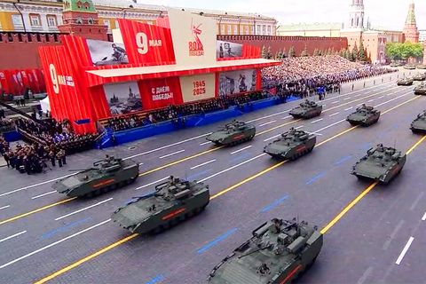 Panzer, Atomraketen, Kampfjets: Putin protzt vor der Welt mit seinem Militär