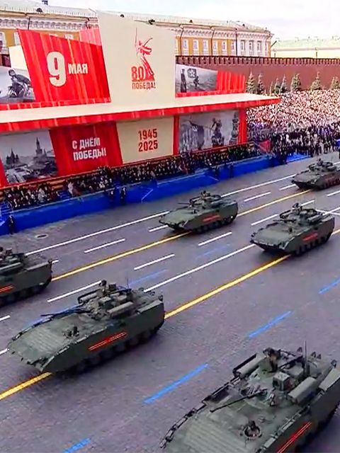 Panzer, Atomraketen, Kampfjets: Putin protzt vor der Welt mit seinem Militär