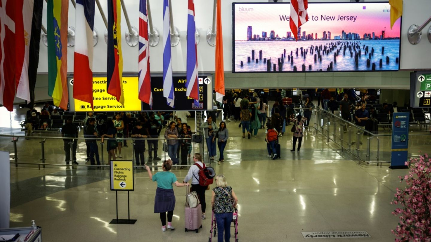Passagiere am Flughafen Newark im New Yorker Großraum