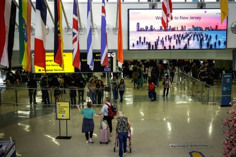 Passagiere am Flughafen Newark im New Yorker Großraum
