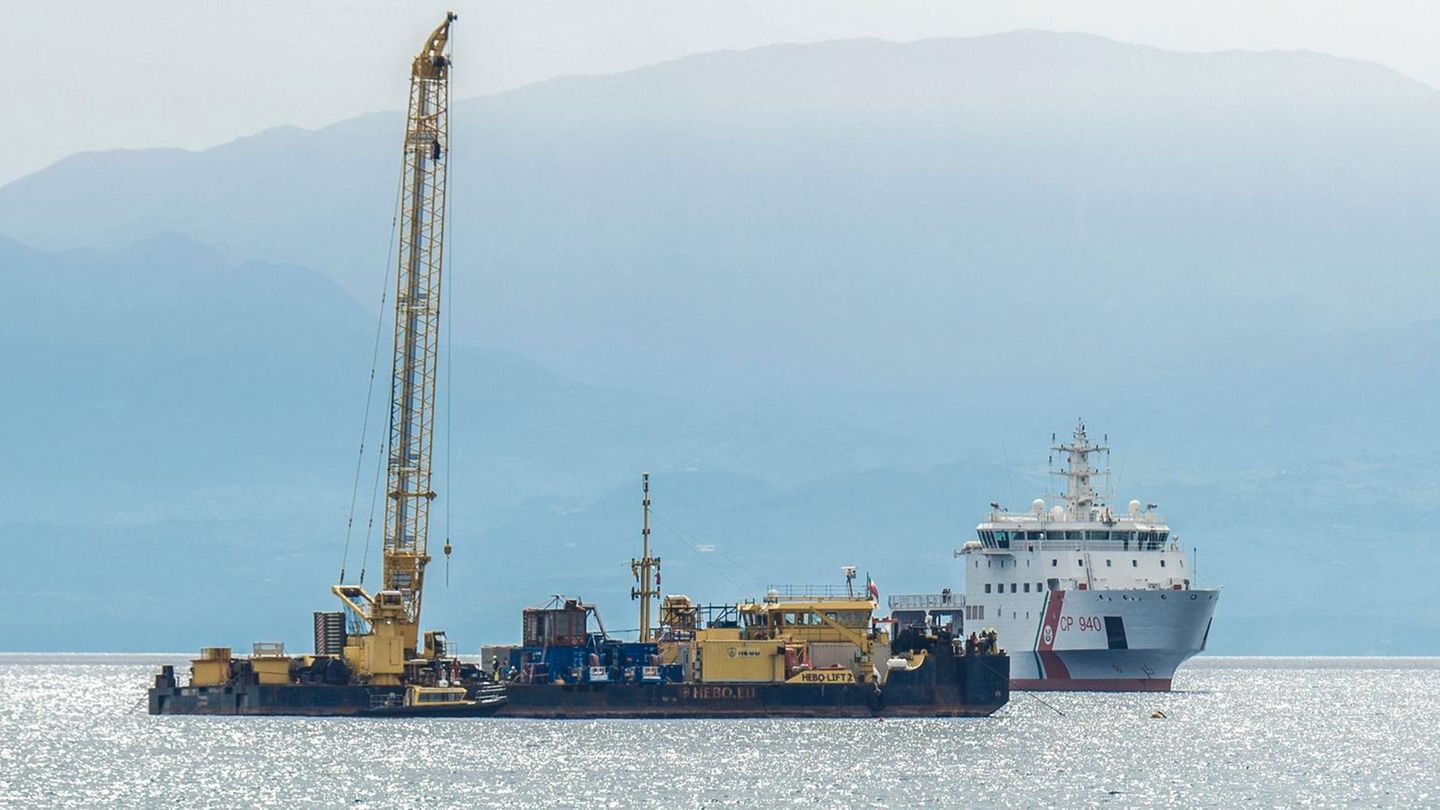 Bergungsarbeiten am Ort des Schiffbruchs der Superjacht Bayesian vor der Insel Sizilien