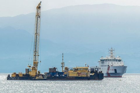 Bergungsarbeiten am Ort des Schiffbruchs der Superjacht Bayesian vor der Insel Sizilien