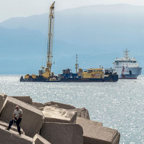 Bergungsarbeiten am Ort des Schiffbruchs der Superjacht Bayesian vor der Insel Sizilien