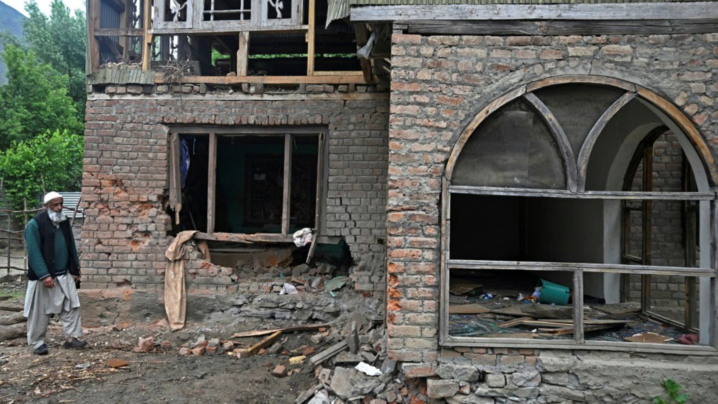 Ein beschädigtes Haus in Uri im indischen Teil Kaschmirs