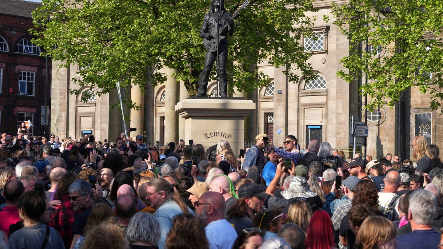 “Killed by Death”: Motörhead fans celebrate statue for cult rockers Lemmy Kilmister