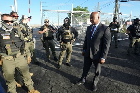 Der Bürgermeister von Newark, Ras Baraka, vor dem Abschiebezentrum Delaney Hall