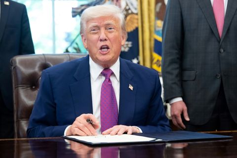Trump bei der Unterzeichnung eines Dekrets im Weißen Haus