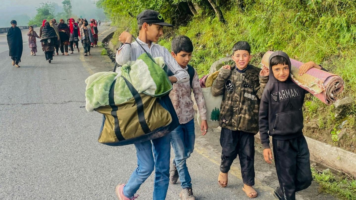 Flüchtende Menschen im pakistanischen Teil Kaschmirs
