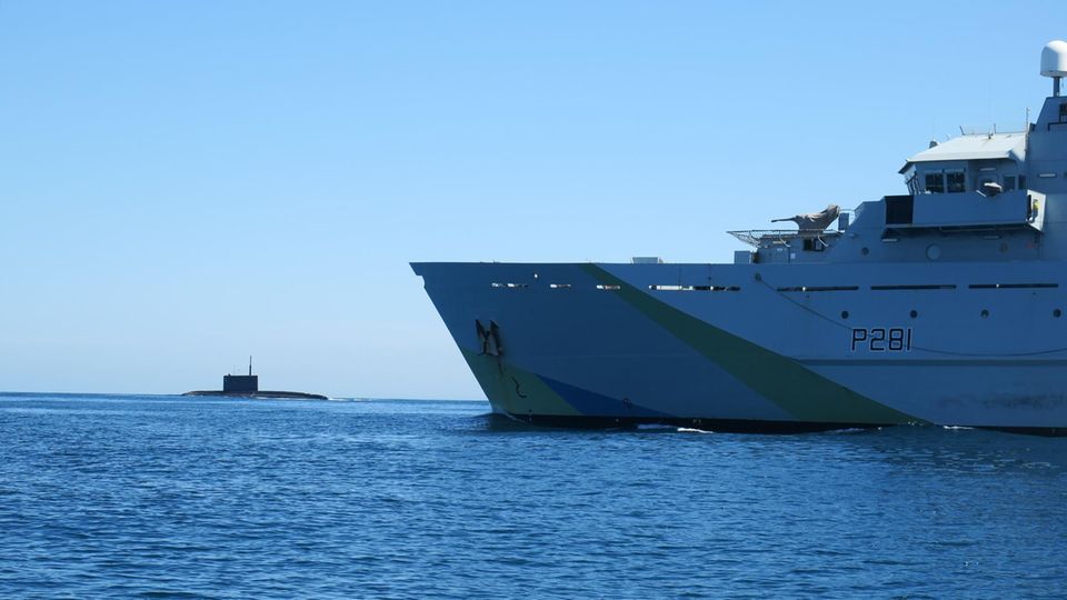 Von Helikopter gefilmt: Britische Marine entdeckt russisches U-Boot im Ärmelkanal